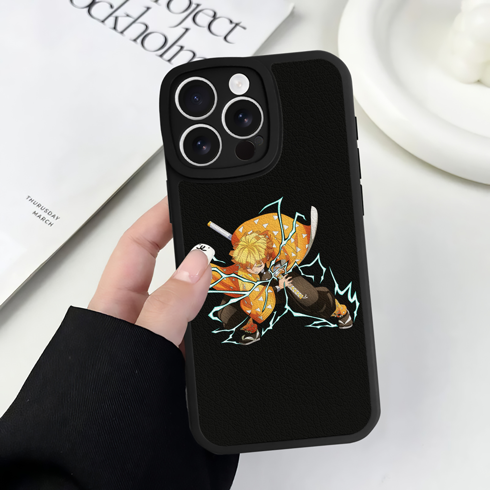（画像用） 鬼滅の刃（きめつのやいば）我妻 善逸／あがつま ぜんいつ Agatsuma Zenitsu 【iPhone 16シリーズ対応】シリコンスマホケース（レザー調） 材質：シリコン